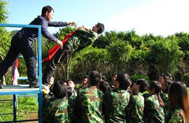 信任背摔.jpg 信任背摔.jpg