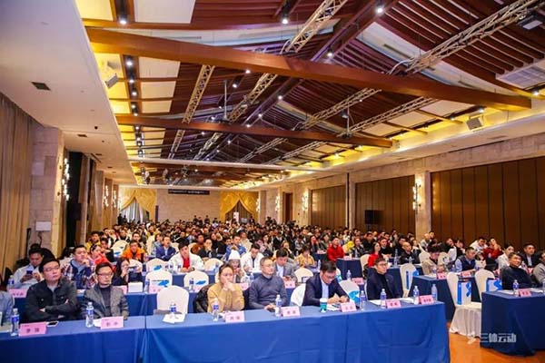 中國健身行業(yè)年終盛典.jpg 中國健身行業(yè)年終盛典.jpg