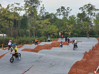 土坡車場(chǎng)地.jpg 土坡車場(chǎng)地.jpg