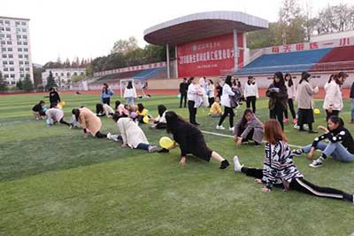 劈叉接力.jpg 劈叉接力.jpg