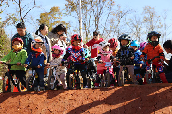 滑步車比賽.jpg 滑步車比賽.jpg